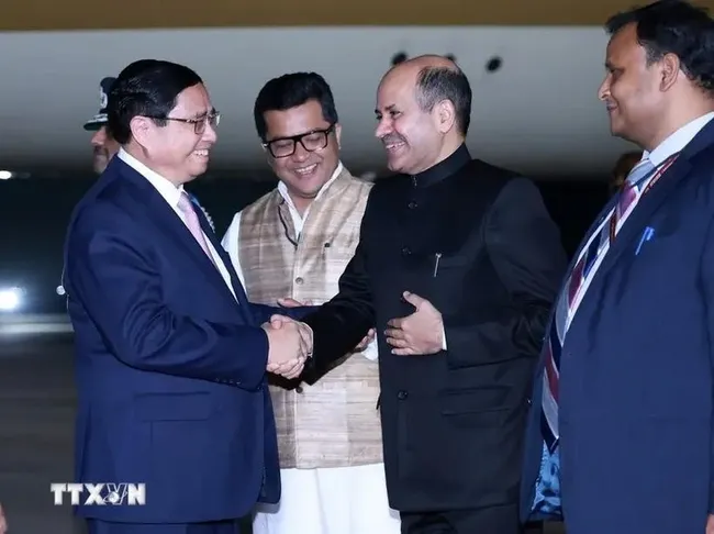 Indian officials welcome PM Pham Minh Chinh at the Palam Airbase in New Delhi. (Photo: VNA)