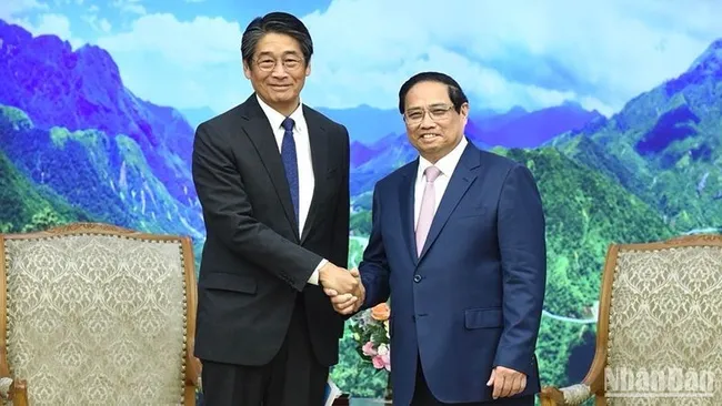 Prime Minister Pham Minh Chinh (right) and Japanese Ambassador Ito Naoki. (Photo: NDO/Tran Hai)