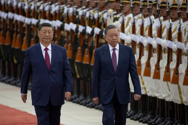 Party General Secretary and President To Lam (R) and his Chinese counterpart Xi Jinping (Photo: VNA)