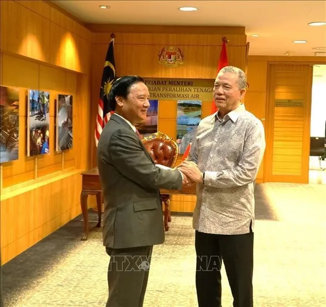 National Assembly Vice Chairman Nguyen Khac Dinh writes in a guestbook at the office of Malaysian Deputy Prime Minister Haji Fadillah bin Haji Yusof. (Photo: VNA)