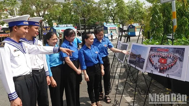 Young people visit the exhibition “Beloved Truong Sa!”. (Photo: NDO)