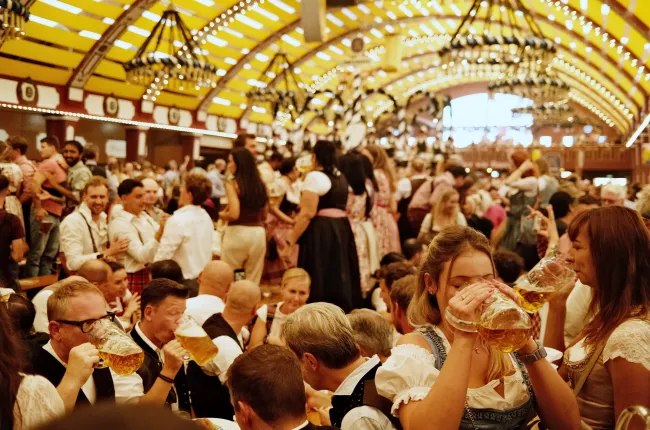 Hàng nghìn người tham dự lễ hội bia Oktoberfest lớn nhất thế giới