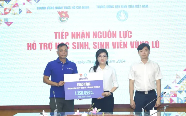 Chương trình “Vượt thiên tai – tiếp bước tương lai” của Vinamilk vượt cam kết 1,2 triệu sản phẩm cho học sinh vùng bão lũ