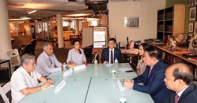 At the meeting between Nguyen Trong Nghia, Secretary of the Communist Party of Vietnam (CPV)’s Central Committee and Chairman of its Commission for Information and Education and representatives of the Communist Party USA in New York on September 24. (Photo: VNA)