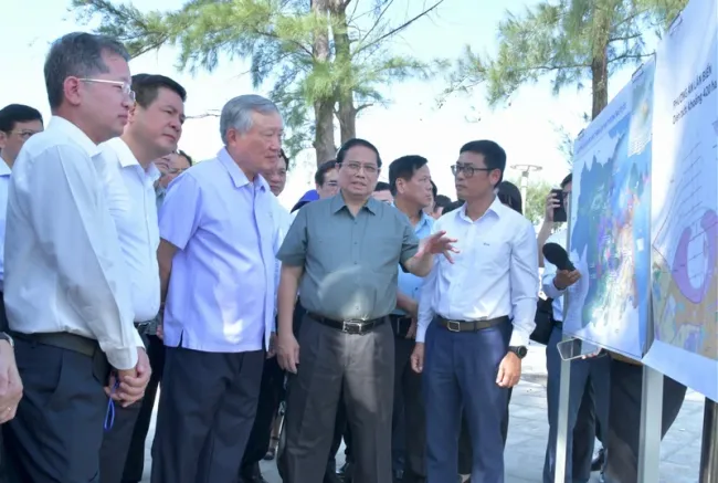 PM Pham Minh Chinh is inspecting the sea encroachment project in Da Nang city. (Photo: NDO)