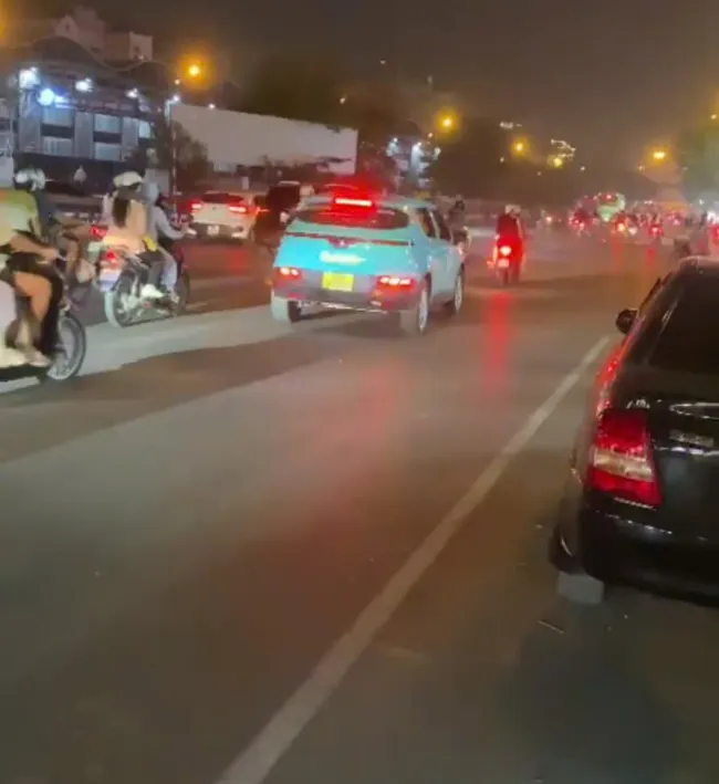 CSGT dùng xe mô tô mở đường cho xe taxi chở sản phụ đi cấp cứu