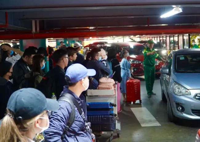 TP Hồ Chí Minh: Sẽ giải quyết dứt điểm tình trạng giả xe ôm công nghệ, chặt chém khách ở Tân Sơn Nhất