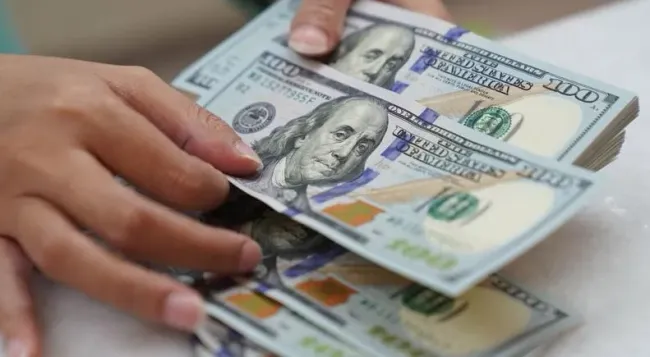 Đồng USD “neo” gần mức đỉnh của hai tháng
