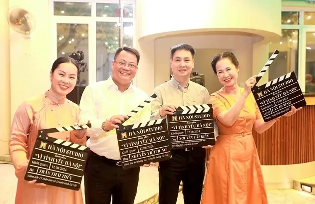 People's Artist Lan Huong (right) and director Nguyen Tat Kien (second right) at the launch of film project 