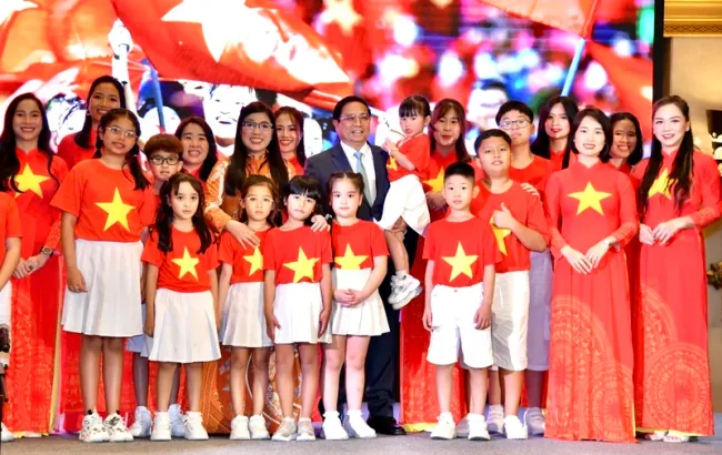 Prime Minister Pham Minh Chinh and his spouse meet representatives of the Vietnamese community in the United Arab Emirates (Photo: NDO)