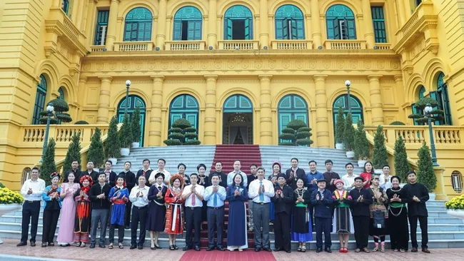 Vice President Vo Thi Anh Xuan and the Ha Giang ethnic delegation.
