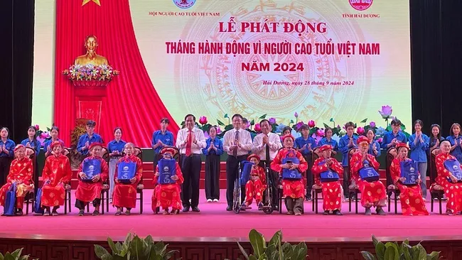 Deputy PM Le Thanh Long presents gifts to centenarians in Hai Duong Province.