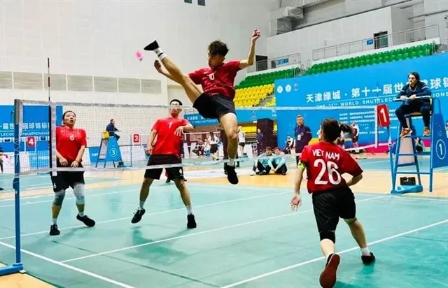 Phung Manh Tu and Phan Thi Quynh Lien of Vietnam (right) seen in an attack in the mixed doubles of the World Shuttlecock Championship. They defeated a Chinese pair to take gold. (Photo: Vietnam Sports Team)