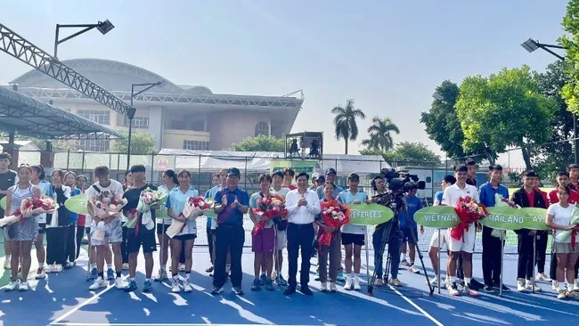 The organisers present flowers to the players.