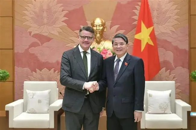 Vice Chairman of the National Assembly (NA) Nguyen Duc Hai (right) and Minister-President of State of Hesse of Germany Boris Rhein. (Photo: VNA)