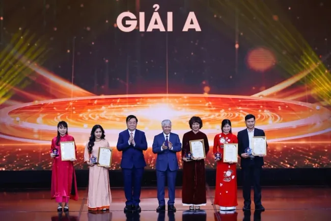 A prizes presented to the winners (Photo: NDO)