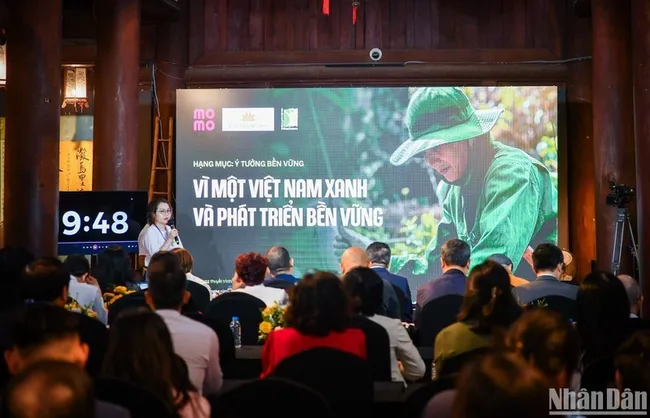 A finalist representative presents her projects to a panel in the final round of the Human Act Prize 2024 (Photo: NDO)