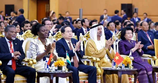 NA Chairman Tran Thanh Man (third from left) is leading a Vietnamese delegation to the 11th plenary session of the International Parliament for Tolerance and Peace. (Photo: VNA)