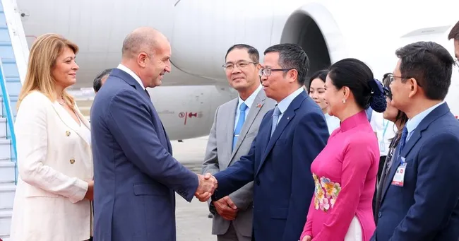 President of the Republic of Bulgaria Rumen Radev and his spouse are welcomed by Vietnamese officials at Noi Bai International Airport. (Photo: VNA)