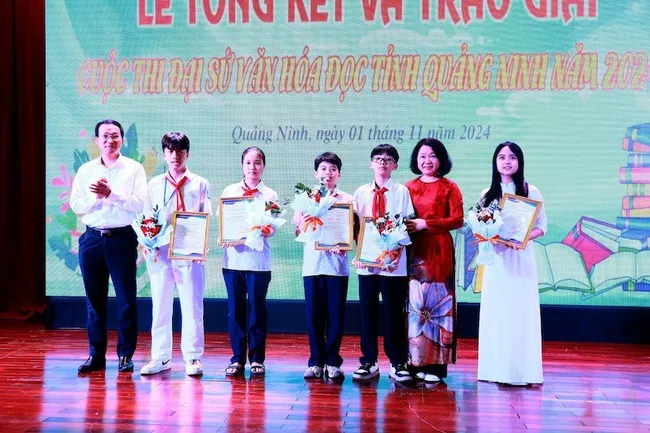 Winners of the contest honoured at the ceremony