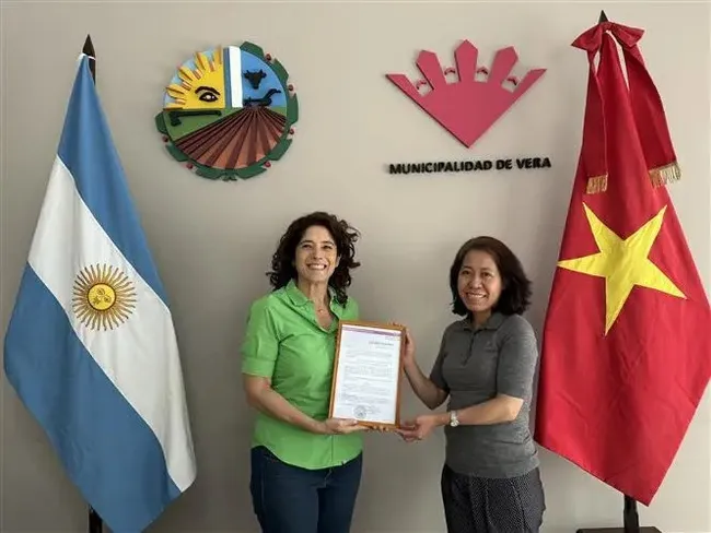 Vietnamese Ambassador to Argentina Ngo Minh Nguyet (R) and Mayor of Vera city Paura Mitre (Photo: VNA)