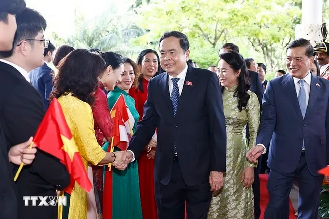 National Assembly Chairman Tran Thanh Man is greeted at Changi Airport. (Photo: VNA)