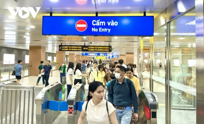 Hai ngày cuối tuần, khách đi metro 1 chiếm hơn 40% tổng lượng khách