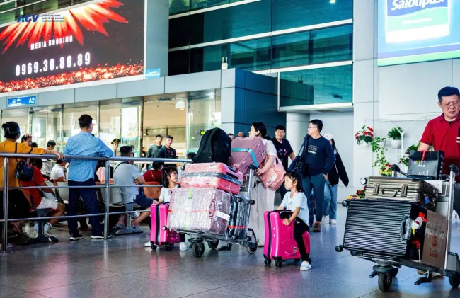 Hơn 100.000 lượt khách đổ về sân bay Tân Sơn Nhất trong ngày đầu năm 2025