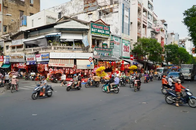 Xuân về rực rỡ trên phố bán đồ trang trí lớn nhất TP Hồ Chí Minh