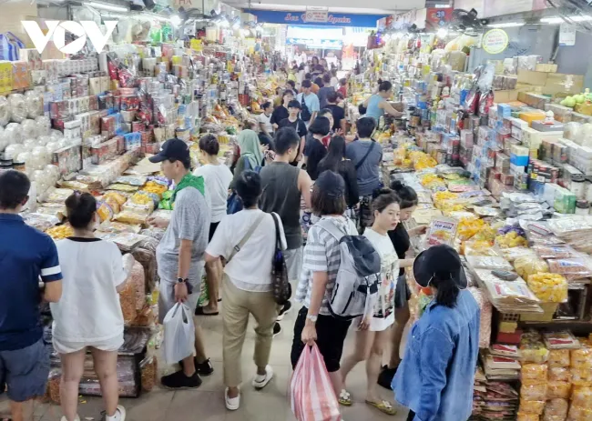 Giá thực phẩm ‘nhảy múa’, người tiêu dùng giật mình, tiểu thương lo lắng