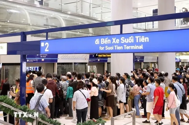 Crowds line up to board trains at Ben Thanh Station on December 22. (Photo: VNA)