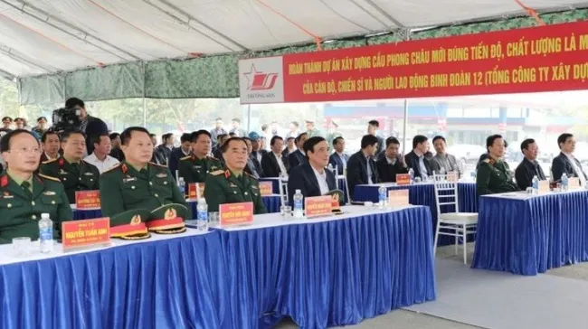 Delegates attend the groundbreaking ceremony of the new Phong Chau Bridge.