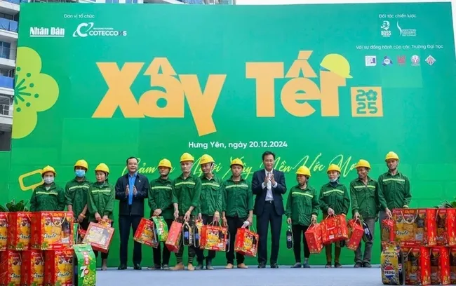 Gifts presented to Ecopark workers