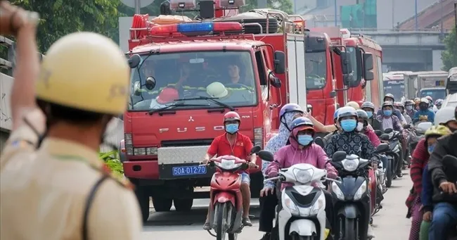 Nhường đường xe cứu hỏa và những hiện tượng "nhảy đèn đỏ": Luật Giao thông giải đáp