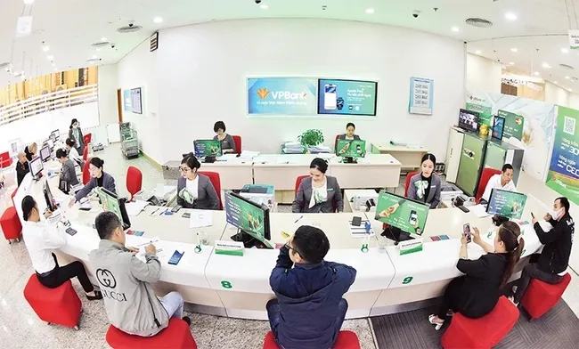 Customers transacting at VPBank. (Photo: NDO)