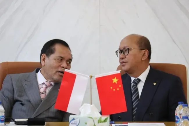 Investment and Downstreaming Minister Rosan Roeslani (R) and Indonesian Ambassador to China Djauhari Oratmangun (Photo: Antara),