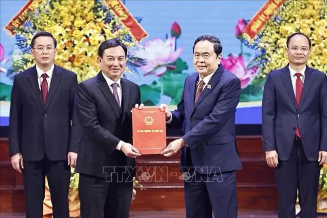 National Assembly Chairman Tran Thanh Man (second from right) hands over the NA Standing Committee's Resolution No. 1191/NQ-UBTVQH to Bac Giang leaders on December 17. (Photo: VNA)