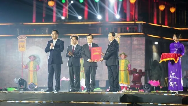 National Assembly Chairman Tran Thanh Man hands over the National Assembly's Resolution on establishing Hue City as a centrally governed municipality to the leaders of Thua Thien Hue Province.