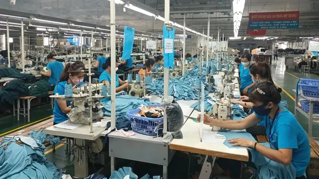 Production of export goods at Hanoi Textile and Garment Joint Stock Corporation.