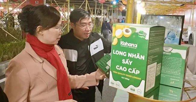 Consumers access regional specialities at the Hanoi Agricultural Products Fair organised by HPA. (Photo: NDO)