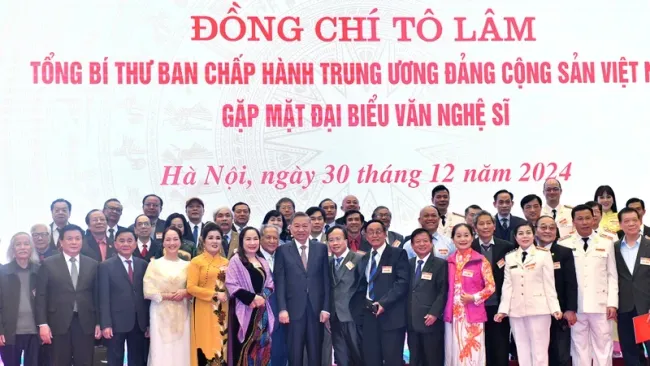 Party General Secretary To Lam poses for a photo with representatives of artists and writers from across the country in Hanoi on December 30. (Photo: NDO)