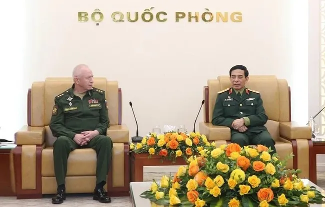 Minister of National Defence Gen. Phan Van Giang (R) and Russian Deputy Minister of National Defence Sen. Lieut. Gen. Alexander Vasilyevich Fomin at their meeting in Hanoi on December 26 (Photo: VNA)