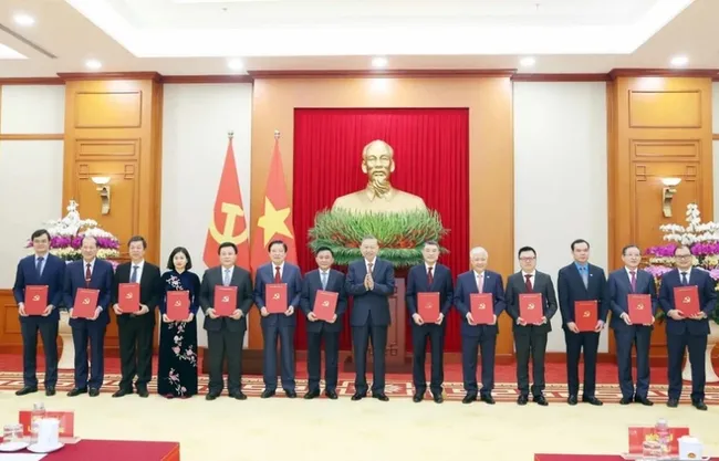 Party General Secretary To Lam presents decisions on the authority, functions, tasks, organisational structures, and working relations of the 13 agencies. (Photo: VNA)