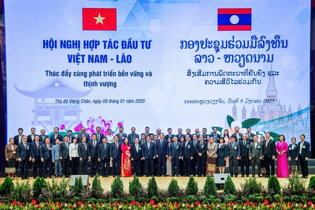 Thủ tướng Phạm Minh Chính và Thủ tướng Lào đồng chủ trì Hội nghị hợp tác đầu tư Việt Nam - Lào năm 2025