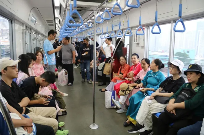 Metro số 1 chính thức bán vé, hành khách vẫn đông nghịt