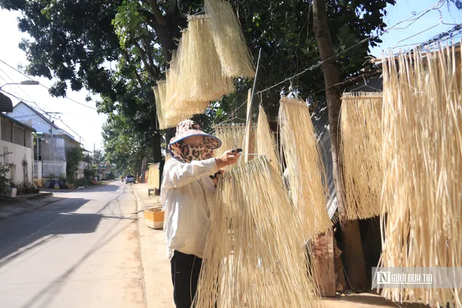 Nghề vất vả nhưng mang lại cái Tết ấm lòng cho người dân phố núi