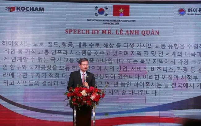 Le Anh Quan, Standing Vice Chairman of the municipal People's Committee and Chairman of the Vietnam-Korea Friendship Association delivers speech at the event. (Photo: VNA)
