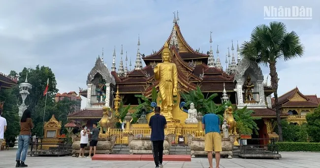 A famous tourist area in Xishuangbanna. (Photo: HUU HUNG)