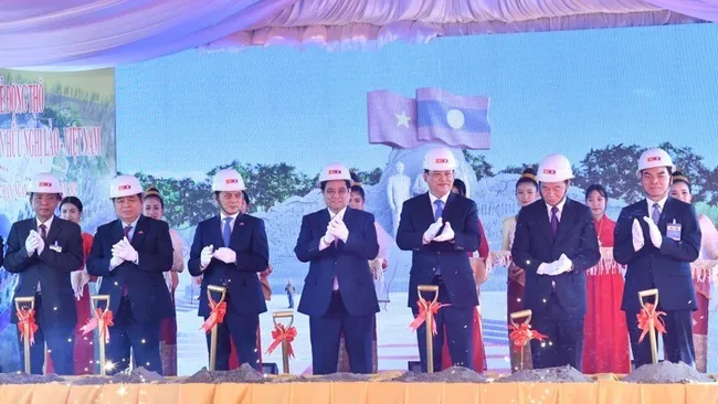 Prime Minister Pham Minh Chinh and his Lao counterpart Sonexay Siphandone break the ground for the Laos - Vietnam Friendship Park in Vientiane on January 10. (Photo: Thanh Giang)