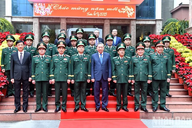 General Secretary To Lam in a group photo with leaders of the Ministry of Defence and the Border Guard Command. (Photo: NDO)